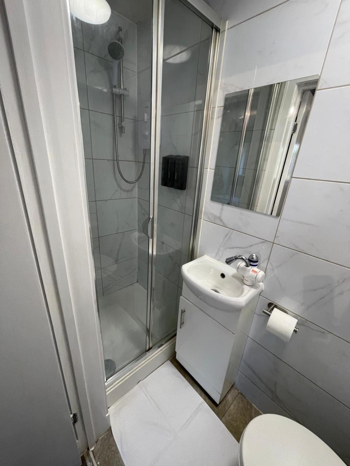 Letzi Private En-suite Near Wembley Séjour chez l'habitant *
